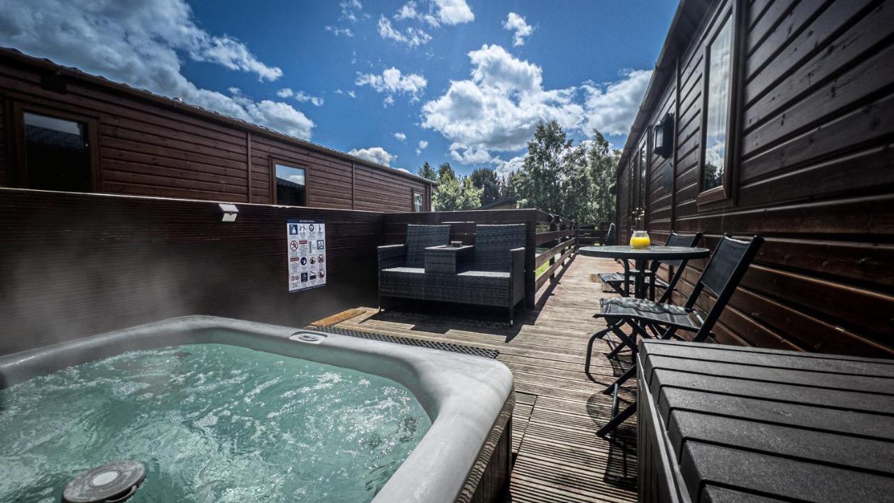 Angie'S Haven, Superb 2 Bedroom Lodge With Hot Tub - Sleeps 6 - Felmoor Park Morpeth Kültér fotó