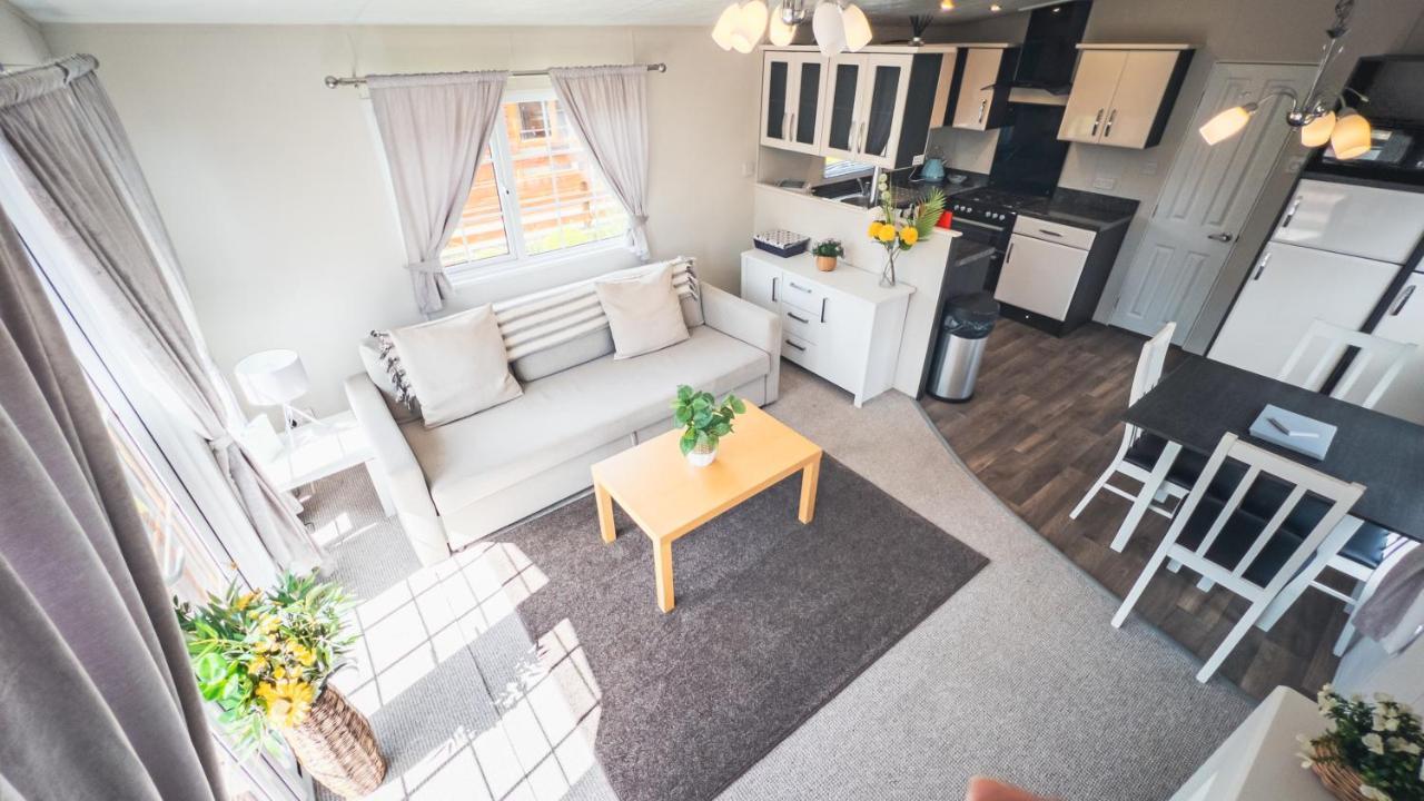 Angie'S Haven, Superb 2 Bedroom Lodge With Hot Tub - Sleeps 6 - Felmoor Park Morpeth Kültér fotó