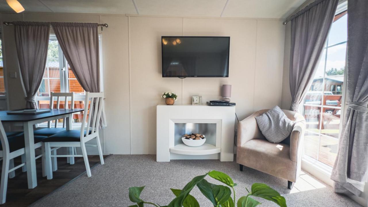 Angie'S Haven, Superb 2 Bedroom Lodge With Hot Tub - Sleeps 6 - Felmoor Park Morpeth Kültér fotó