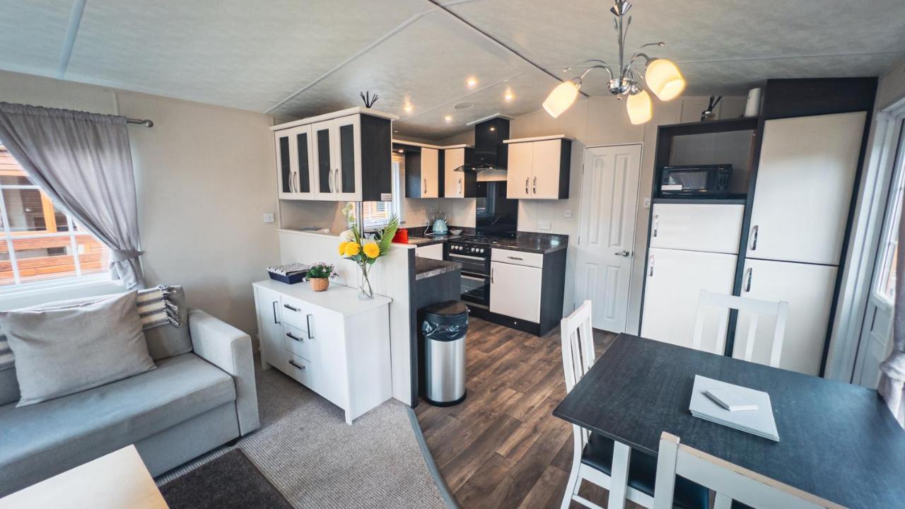 Angie'S Haven, Superb 2 Bedroom Lodge With Hot Tub - Sleeps 6 - Felmoor Park Morpeth Kültér fotó